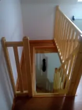 příkré schodiště do podkroví
