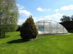 na zahradě je k dispozici zapuštěný bazén s odsuvným zastřešením