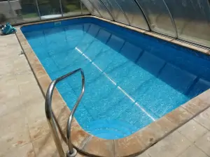 bazén má rozměry 6 x 3,5 x 1,3 m) 