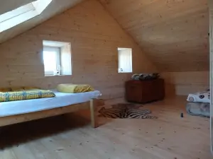 podkrovní ložnice s lůžkem a matrací pro 2 osoby
