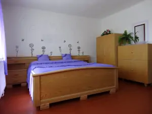 ložnice s dvojlůžkem a 2 lůžky v přízemí