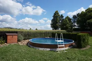 na zahradě se nachází zahradní bazén (průměr 4,6 m, hloubka 1,2 m)
