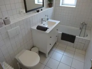 přízemí: moderní koupelna s vanou, WC a umyvadlem