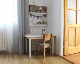 přízemí: dětský stolek a židle s knížkami v 2-lůžkové ložnici