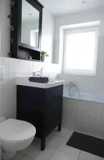 podkroví: moderní koupelna s vanou, umyvadlem a WC