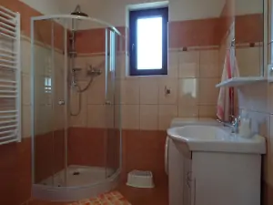 1. část chalupy - koupelna se sprchovým koutem, WC, umyvadlem a pračkou v přízemí