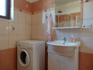 1. část chalupy - koupelna se sprchovým koutem, WC, umyvadlem a pračkou v přízemí