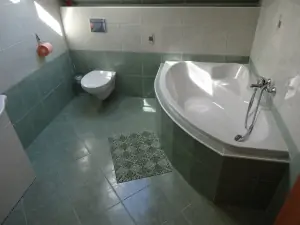 2. část chalupy - koupelna s vanou, umyvadlem a WC v podkroví