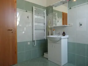 2. část chalupy - koupelna s vanou, umyvadlem a WC v podkroví