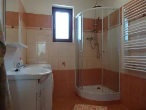 2. část chalupy - koupelna se sprchovým koutem, WC, umyvadlem a pračkou v přízemí