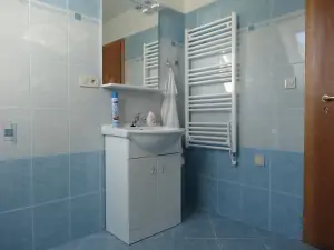 1. část chalupy - koupelna s vanou, umyvadlem a WC v podkroví