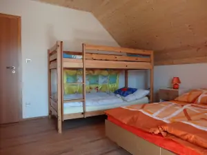 1. část chalupy - ložnice se 2 lůžky a patrovou postelí