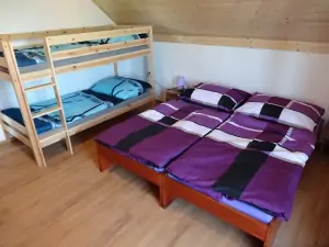 2. část chalupy - ložnice se 2 lůžky a patrovou postelí