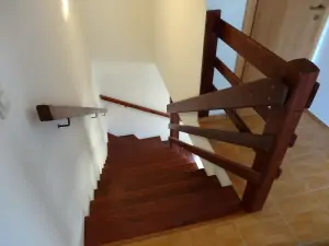 1. část chalupy - schodiště do podkroví