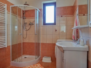 1. část chalupy - koupelna se sprchovým koutem, WC, umyvadlem a pračkou v přízemí