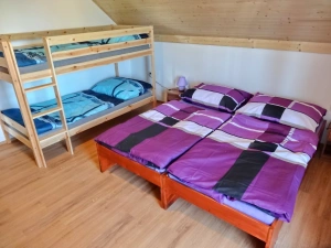 2. část chalupy - ložnice se 2 lůžky a patrovou postelí