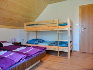2. část chalupy - ložnice se 2 lůžky a patrovou postelí