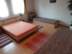 apartmán č. 1 - ložnice s dvojlůžkem a 2 lůžky