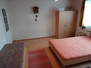 apartmán č. 1 - ložnice s dvojlůžkem a 2 lůžky