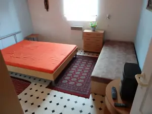 apartmán č. 2 - ložnice s dvojlůžkem a lůžkem
