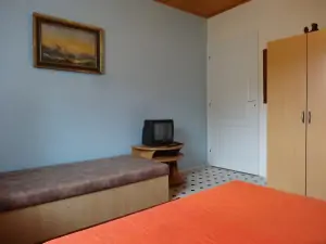 apartmán č. 2 - ložnice s dvojlůžkem a lůžkem (TV v ložnici již není k dispozici)