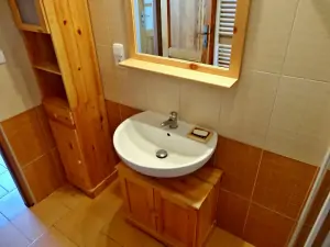 1. část chalupy - koupelna se sprchovým koutem, umyvadlem a pračkou