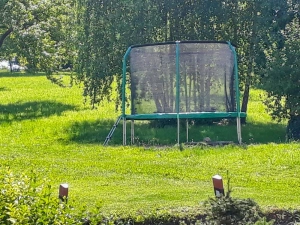 trampolína za chalupou