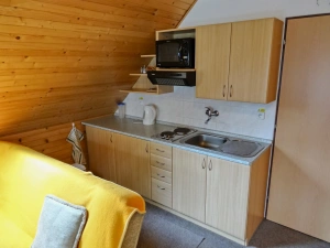 kuchyňský kout je plně zařízený k vaření a stolování