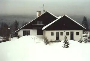 Zimní pohled na penzion s apartmány Stožec - okolí je ideální pro běžkaře (foto 2002)