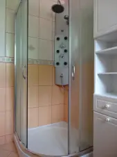 koupelna se sprchovým koutem a 2 umyvadly