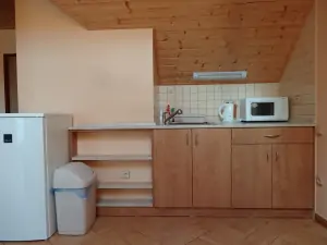 malý kuchyňský kout v obytné místnosti