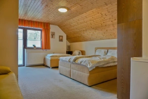 ložnice s dvojlůžkem, lůžkem a rozkládacím gaučem pro 1 osobu (ložnice č. 3)