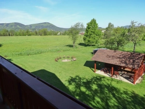 pohled z balkonu k pergole a ohništi