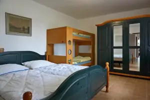 ložnice s dvojlůžkem a patrovou postelí v přízemí