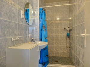 koupelna se sprchovým koutem a umyvadlem v přízemí