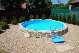 na zahradě se mj. nachází bazén (průměr 3,6 m)