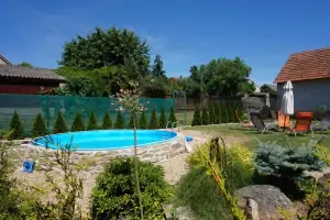 na zahradě se mj. nachází bazén (průměr 3,6 m)