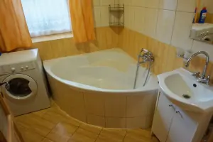 koupelna s rohovou vanou, WC, pračkou a umyvadlem