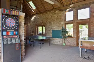 stodola určená k rekreačně-sportovním účelům (stolní tenis, stolní fotbálek, šipkový automat)