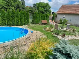 zahrada za chalupou s bazénem