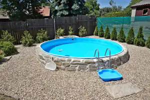 na zahradě se mj. nachází bazén (průměr 3,6 m)