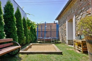 trampolína a pískoviště pro děti