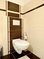 první část: koupelna se sprchovým koutem, WC a umyvadlem