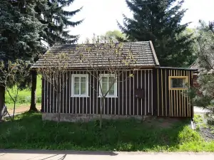 chata Levínská Olešnice se nachází na kraji obce na neoploceném pozemku (jaro)