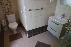 koupelna s vanou, WC a 2 umyvadly