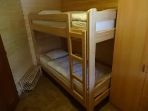 ložnice s patrovou postelí v přízemí