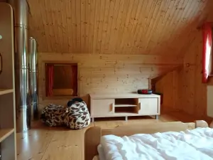 ložnice se 2 lůžky a patrovou postelí v podkroví - pohled do výklenku
