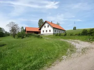 chalupa Pěčín leží na malebném místě mezi loukami zcela na okraji obce