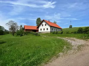 chalupa Pěčín leží na malebném místě mezi loukami zcela na okraji obce