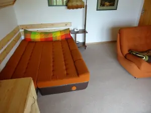 ložnice s rozkládacím gaučem (1,5 lůžka) pro 1 až 2 osoby, křeslem a TV